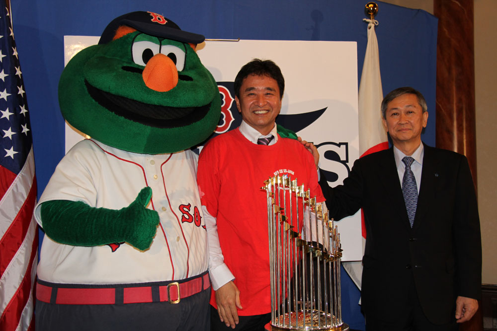 Photo: Center is Uemura President/CEO; on Right is Hayashi Vice Chairman