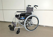 写真：アルミ缶空飲料容器を分別し車椅子を贈呈