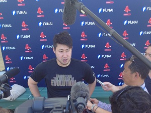 Photo: Interviewed Pitcher Tazawa