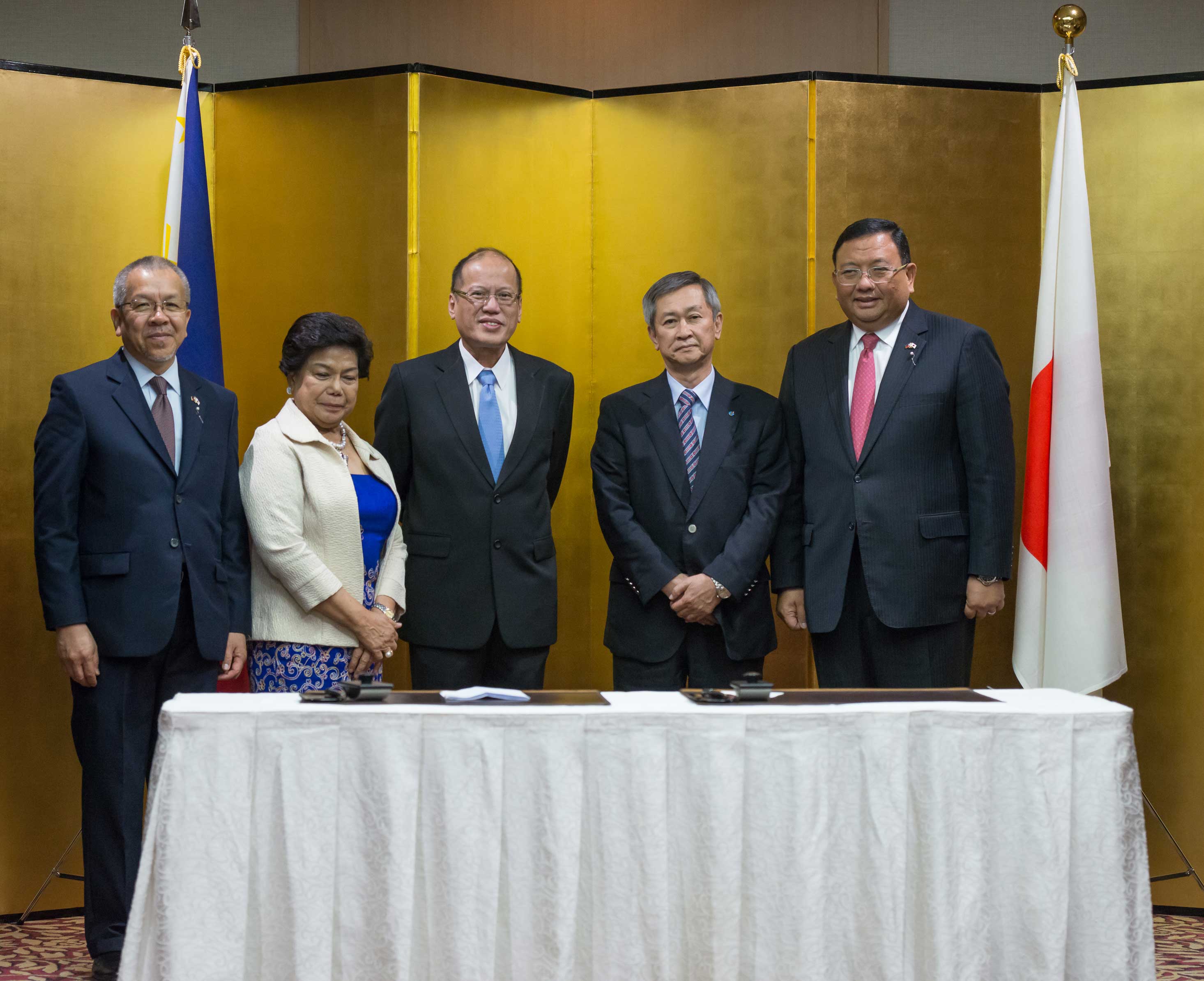 Photo: Philippines President Benigno Aquino (center left) and Funai President and CEO Tomonori Hayashi (center right)